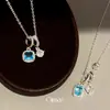 Collar de cadena para clavícula estilo fresco de verano con colgante doble de circón cuadrado color azul océano, joyería de nicho de lujo ligero de alta gama para mujer