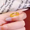 Anel Fechado em Formato V de Escama de Peixe Dourado em Latão, Nicho de Luxo Leve, Simples e Moderno, Sensação de Alto Padrão, Anel Liso, Presente para Namorada