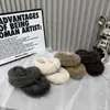 Primeiro Encontro com o Estilo Coreano Outono/Inverno 2026 Novas Pantufas Peludas para Mulheres, Uso Externo, Sandálias de Dedo, Pantufas Peludas com Solado Grosso, Modernas