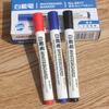 Deli 6817 marcador para pizarra blanco negro base agua borrable tres colores color rojo y azul tablero negro suministros de oficina papelería al por mayor