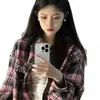 Camisa Rosa Xadrez Rasgada Bordada 2025 para Homens e Mulheres Outono Novo Design Retrô Americano Top Solto Pronto para Venda