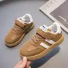 Zapatillas deportivas para niños 2024 nuevo otoño niños suela blanda antideslizantes zapatos de skate niñas zapatos de entrenamiento alemanes transpirables zapatitos blancos de moda