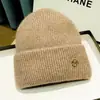 Touca de Tricô de Inverno para Mulheres, Novo Estilo, Forrada com Fleece, Espessa, Gorro Versátil, Chapéu Solto, Touca de Tricô Quente Protetora de Orelhas Venda por Atacado