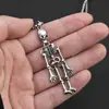 Nuevo Colgante de Esqueleto Móvil de Aleación, Diseño de Nicho Unisex, Joyería con Cadena de Perlas de Imitación, En Stock