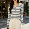 Camiseta de manga larga con botones, cuello redondo, a rayas y bloques de color, estilo retro americano, nueva moda de otoño, top básico versátil y favorecedor