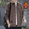 Nueva camisa de pana de manga larga de invierno 2026, ropa de trabajo casual estilo Hong Kong para hombre, chaqueta camisa con forro polar