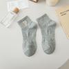 Calcetines de barco de algodón de verano para mujer no se caen con letras bordadas P calcetines Joker marea estilo académico Calcetines de algodón blanco y negro para niños al por mayor