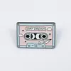 Broche de Cinta de Cassette con Degradado Rosa Dulce Insignia Metálica Creativa con Elementos Musicales Decoración Anti-Exposición para Cuello de Mujer