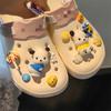 Novos sapatos de cachorro de desenho animado tridimensional Mari buraco sapatos acessórios de flores DIY chinelos acessórios biscoito pirulito decoração