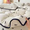 Juego de Colcha de Terciopelo de Leche de Cuatro Piezas Cubre Kang Grueso Estampado Estilo Francés Hepburn con Encaje Juego de Tres Piezas de Funda Nórdica de Felpa Doble Cara