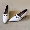 Lan Gui / Zapatos de cuña elegantes y sofisticados de punta fina con diseño de camelia de 5 cm, versátiles para ir al trabajo, zapatos de mujer sin cordones de corte bajo