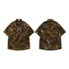 Camisa Floral Vintage Desgastada Color Café de Manga Corta con Cuello y Bolsillos Laterales con Correa Desmontable para el Cuello, Top para Pareja
