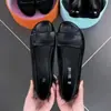 Mocasines de piel suave para mujer, modelo nuevo de otoño 06, punta redonda, cómodos, antideslizantes, estilo delicado, tacón bajo, boca poco profunda, zapatos de una sola pieza