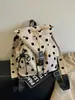 Mochila de Estilo Coreano Ins con Lunares de Nicho para Mujer, Nueva Mochila Pequeña Ligera Elegante para Estudiantes y Viajeros de Verano 2026 para Mujer