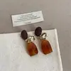 Pendientes Geométricos de Resina Maillard Silver Needle con Diseño Vintage, Pendientes de Botón de Nicho con un Toque de Lujo Ligero y Alta Gama, Pendientes Elegantes para Mujer