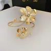 Pulseira Aberta Plateda a Ouro Real com Pregas Largas Vazadas Pulseira Versátil Tendência Europeia e Americana Joias Simples Personalizadas Atacado