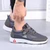 Nuevos zapatos de masaje para hombres y mujeres, zapatos para caminar, zapatos tradicionales de tela de Pekín, zapatos casuales antideslizantes de suela blanda, regalo para personas de mediana edad y mayores