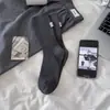 26 Estilos Nuevos de Calcetines para Mujer de Zhuji, Color Sólido de Doble Aguja con Etiqueta Sencilla, Calcetines Holgados Versátiles de Moda hasta la Pantorrilla para Primavera y Verano