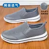 Sapatos Masculinos de Malha Verão Novo Leves com Solado Macio para Caminhada para Pessoas de Meia-Idade e Idosos Malha Oca Respirável Slip-On Slip-Ons
