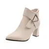 Botas Curtas de Moda com Salto Alto Estilo Chanel para Mulheres, Outono e Inverno Novas Botas Martin Femininas Europeias e Americanas Bico Fino Salto Bloco Zíper Lateral Tendência
