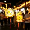 Durante o Festival do Meio Outono, crie uma atmosfera calorosa e aconchegante com lanternas artesanais DIY para uma experiência em família.. Estas novas lanternas portáteis são perfeitas para iluminar o céu noturno.