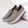 Zapatos cómodos sin cordones para hombre, nuevo modelo de primavera, zapatos casuales para caminar al aire libre, suela suave, zapatos de papá antideslizantes