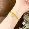 Novo Bracelete Gato Patinha Dourado Antigo Estilo Chinês com Borboleta Dourada, Moda de Luxo Leve Trevo de Quatro Folhas Joia de Mão Envolvente