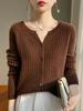 Nuevo Suéter Holgado Versátil de Otoño e Invierno Cárdigan Corto de Nicho con Diseño de Cuello Redondo en V Tejido de Canalé para Mujer
