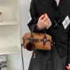 Nueva bolsa tipo Boston de color block retro 2026 para mujer, con una lujosa textura de terciopelo, y diseñada como un bolso tote, bolso de hombro o bolso cruzado versátil para el trabajo.