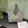 Bolsa de mano artística fresca e individual estilo japonés a cuadros elegante para estudiante simple moderna de alta apariencia bolsa de un solo hombro