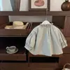 A Herdeira de Burnley! Casaco Trench Coat de Comprimento Médio para Bebê Menina Estilo Old Money Britânico Roupa Externa Saia Tendência