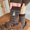 Calcetines Bordados de Oso Polar Imitación Cachemir para Mujer, Rayas en Contraste, Estilo Retro Japonés de Media Pantorrilla, Calcetines de Caña Alta Cálidos y Versátiles para Mujer
