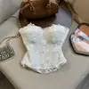 Top Bandeau Branco Puro Estilo Férias com Flor de Rosa 3D e Lantejoulas