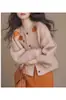 Diseño Único y Exquisito de Chaqueta Suéter Bordada con Flores Reductora de Edad Cardigan de Punto de Botón Único Estilo Occidental Top de Manga Larga