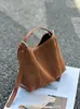 Bolsa de Axila Fosca de Nicho de Alto Padrão, Nova Bolsa Transversal Casual para o Outono e Inverno de 2026, Bolsa Feminina de Couro Genuíno