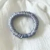 Diadema para el pelo con borde de falda plisada de satén, Banda para el pelo suave y muy elástica, Accesorio para el pelo versátil y elegante