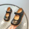 Sapatos de couro pretos para meninos e meninas primavera e outono estilo britânico sapatos de couro pequenos sapatos de princesa de cor sólida para crianças sapatos sociais estilo academia versão coreana