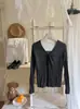 Suéter de punto de cuello redondo con mangas largas retorcidas de rayas verticales para otoño e invierno para mujer, principios de otoño, súper caliente, nicho, estilo único, top