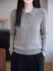 Polo de lana de hilo fino con un diseño de cuello refinado, que ofrece calidez y versatilidad, un imprescindible para otoño e invierno, que irradia elegancia.