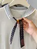 Tricô de Gola Polo de Manga Curta Listrado em Seda Gelada Estilo College Coreano para Mulheres, Top de Verão Redutor de Idade e Muito Atraente com Lenço de Seda