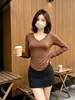 Camiseta de manga larga con cuello en V para mujer, otoño e invierno, corte ajustado, diseño elegante, pura y seductora, top con dobladillo curvo y hombro normal, camiseta básica