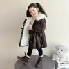 Chaqueta de Invierno de Cuero para Niña con Cuello y Capucha de Piel, Nuevo Estilo 2025, Engrosada, Cálida, Ceñida a la Cintura, Elegante Abrigo de Algodón, Tendencia en Ropa de Cuero de Invierno