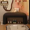 Se puede colocar un banco en la entrada del vestíbulo, sirviendo como banco para cambiarse los zapatos, un banco largo, un banco al pie de la cama, o un banco acolchado suave para el vestidor o el probador, proporcionando un lugar para descansar.