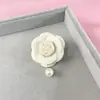Broche de Flor de Camelia de Perlas de Alta Gama de 5 cm Accesorio de Pin Retro de Tela Broche de Camelia Estilo Chanel