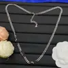Collar Nuevo Modelo de Marca de Lujo Transfronteriza Europea y Americana 2025 con Logo y Letras Incrustadas de Diamantes para Mujer, Sensación de Alta Gama, Fotos Reales, Collar al por Mayor