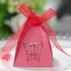 Caja de dulces con forma de mariposa en forma de triángulo hueco para fiestas navideñas transfronterizas, caja de dulces con cinta de agradecimiento para bodas, disponible en stock