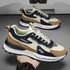 Liquidación de tallas agotadas y rebajadas de zapatillas deportivas de cuero suave para hombre. Estos zapatos casuales y versátiles cuentan con una suela suave, parte superior de piel y están diseñados para ser antideslizantes, resistentes al desgaste e impermeables.