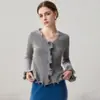 Estilo outono e inverno, jaqueta cardigã de caxemira com mangas sino e borda ondulada tridimensional para mulheres, blusa de tricô de manga longa, top elegante
