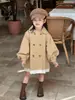 Novedad Otoño 2026 Estilo Coreano Ropa Infantil Gabardina de Longitud Media para Niñas con Ribete de Encaje y Lazo en la Espalda Estilo Británico