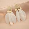 Pendientes retro de estilo étnico bohemio con borlas de moda, temperamento de alta gama, pluma blanca, joyería sencilla